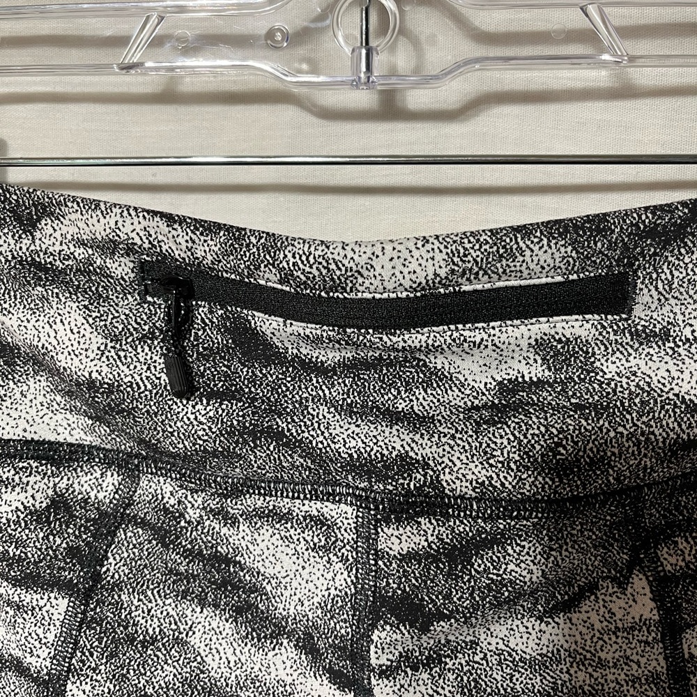 Lululemon Athletica Black and Gray‎ Camouflage Leggings - Picture 2 of 6